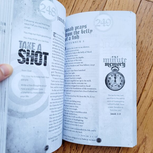 The HCSB One Minute Bible for Students, Trade Paper: 366 Devotions - Picture 6 of 10